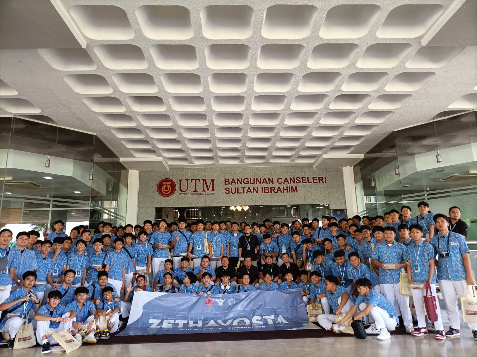 Angkatan 24 SMA Albayan Cibadak (Zethavosta) goes to Singapura– Malaysia