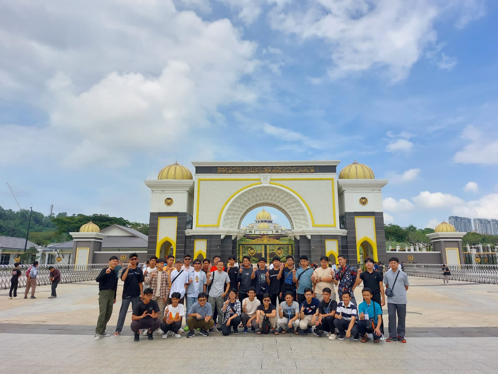 Angkatan 24 SMA Albayan Cibadak (Zethavosta) goes to Singapura– Malaysia